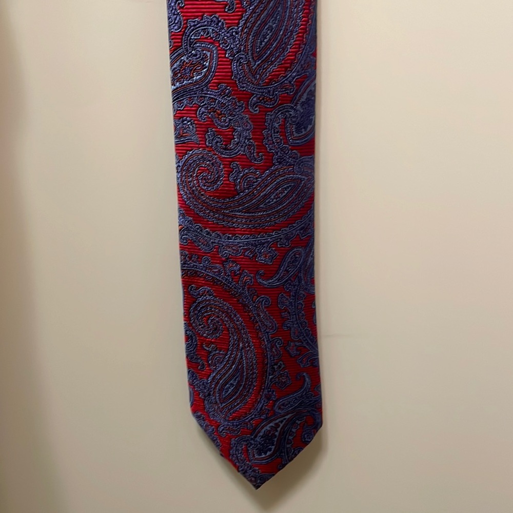 Red and blue paisley mens tie- great condition